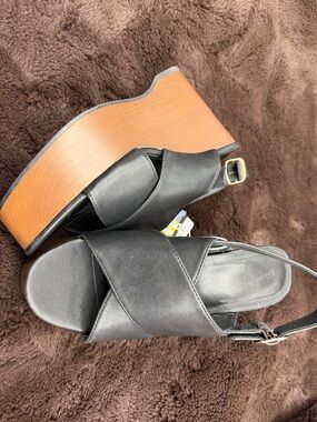 Universal Thread Black Crossband Platform Sandals with Brown Platform